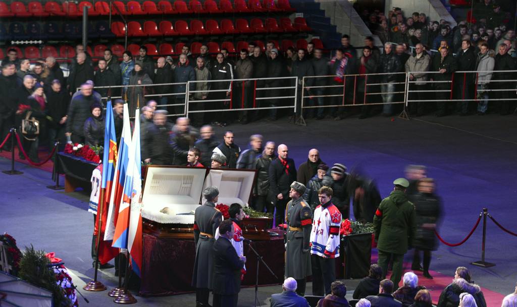 Mosca: l’omaggio della folla al leggendario allenatore di hockey ghiaccio Viktor Tikhonov, scomparso il 24 novembre a 84 anni (Afp)